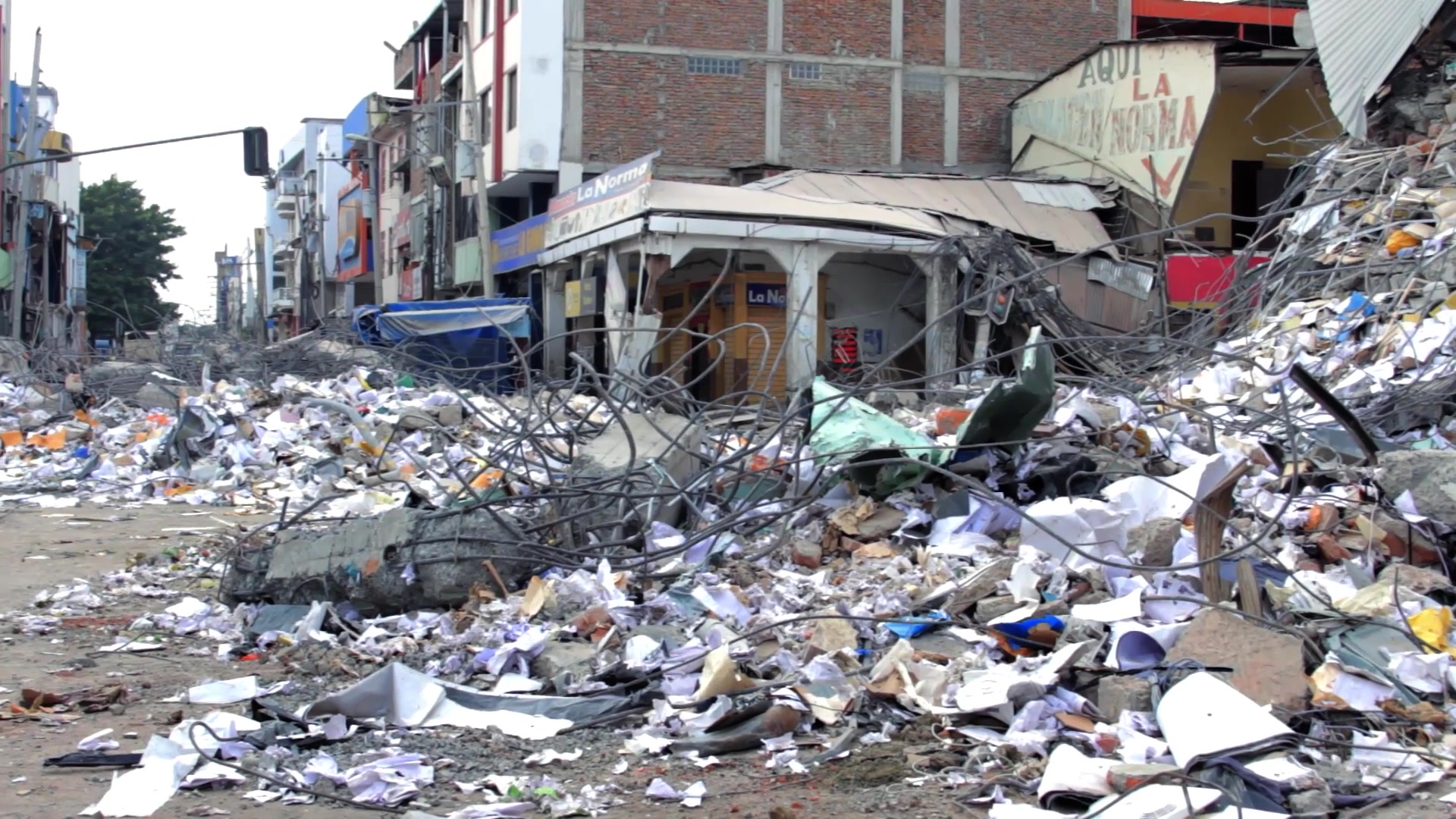 1985: Héroes entre ruinas, a street left in ruins