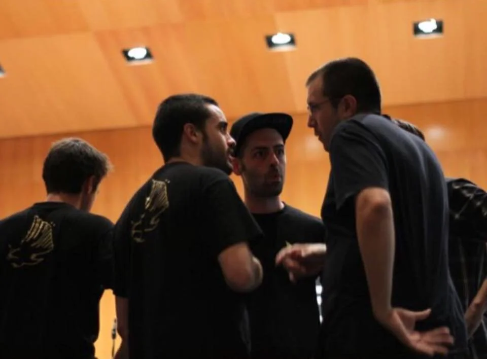 Adri Mena, Iván Garrido, and Gerard Pastor talking on a stage.